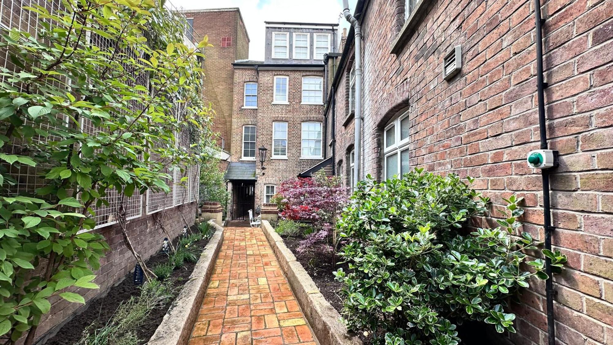 Harper Luxe Serviced Apartments ダンスタブル エクステリア 写真