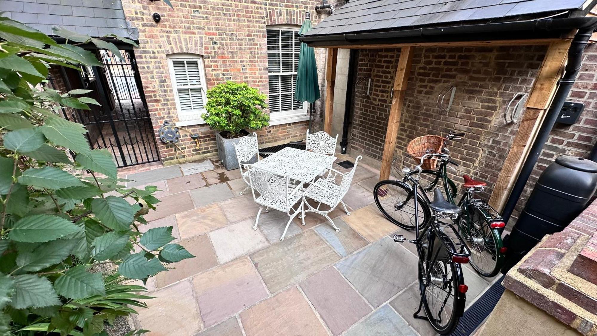 Harper Luxe Serviced Apartments ダンスタブル エクステリア 写真