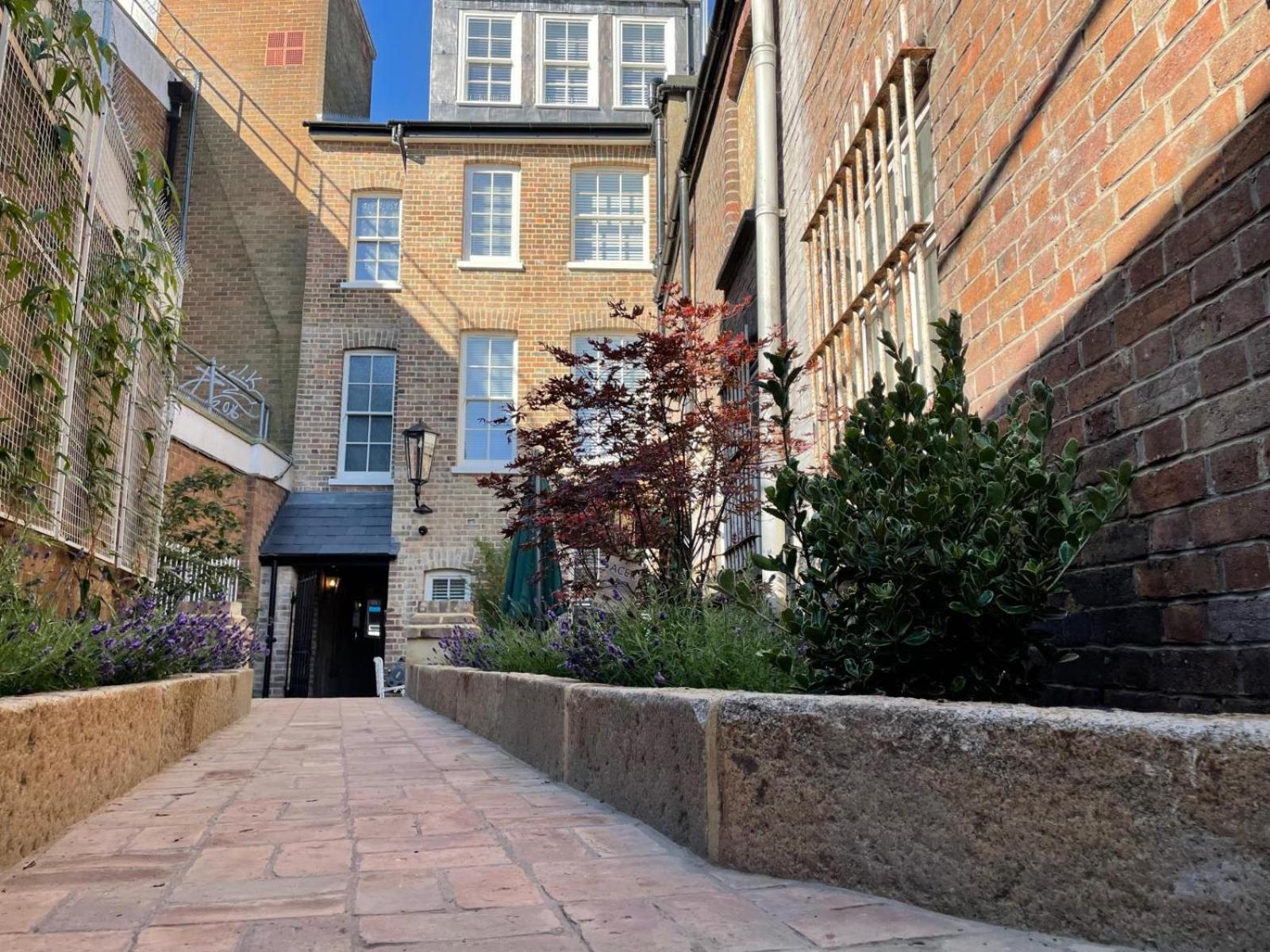 Harper Luxe Serviced Apartments ダンスタブル エクステリア 写真